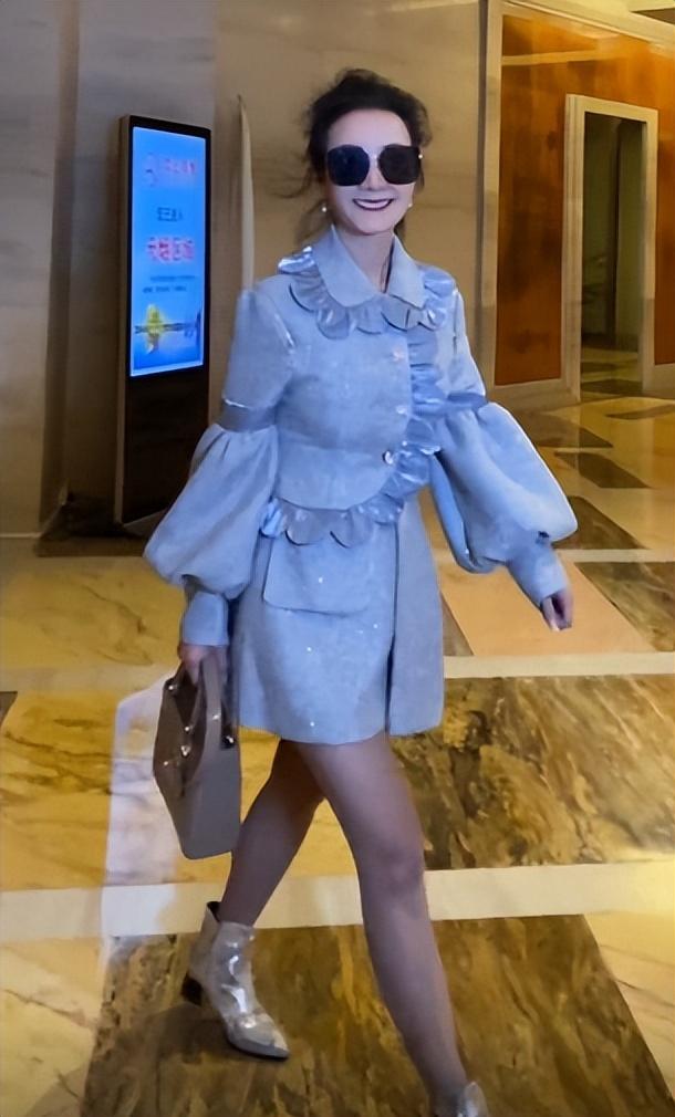 雪瑞姑姑：“冻龄奶奶”走红网络，抖音第一富婆，62岁活成18模样