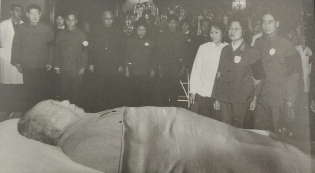 1958年毛主席到山东考察，笑着对一名干部说：小鬼，官不小嘛