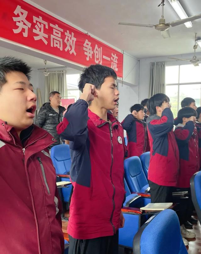 厉兵秣马，决胜百日——华凤学校举行中考百日誓师大会