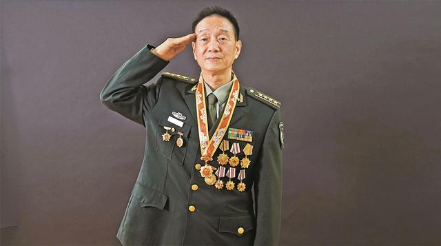 79年对越战争，入伍52天的新兵唐立忠荣获一等功，后来是何军衔？