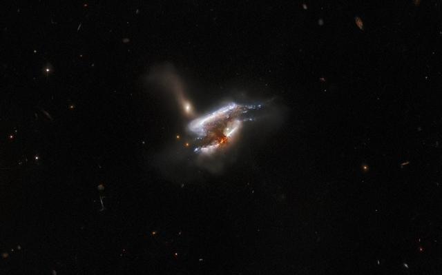 宇宙奇观——三重银河合并