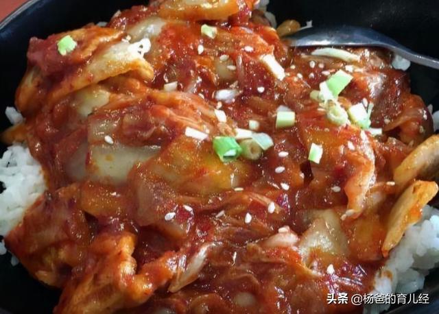 美味的蒜香蜜汁五花肉，搭配米饭一起吃，鲜嫩爽口，孩子特爱吃