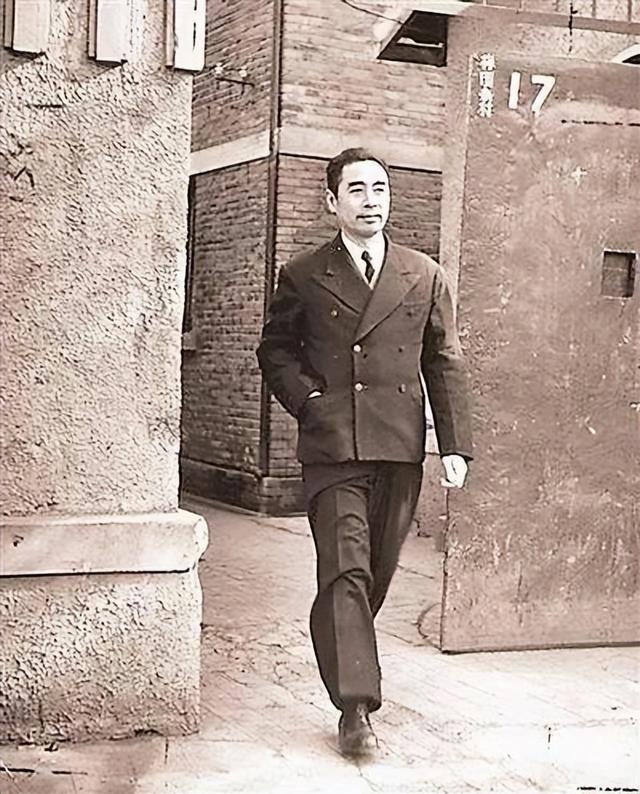 45年毛主席赴重庆谈判，龙飞虎两夜假装酣睡，手中的枪一直上着膛
