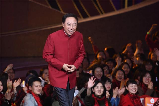 没想到2022年一开始，成龙和黄渤，就给许多大明星，敲响了警钟