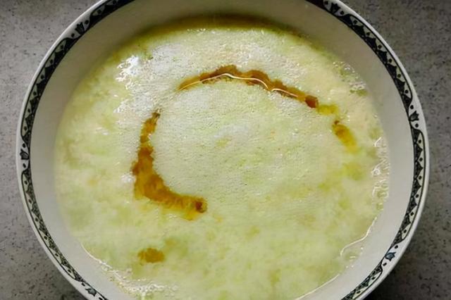 “开水冲鸡蛋”滴香油，喝了有啥好处？医生：建议早了解一下