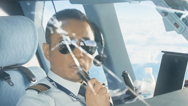 飞机万米高空玻璃爆裂,副机吸出窗外,机长34分钟迫降128人!催泪片