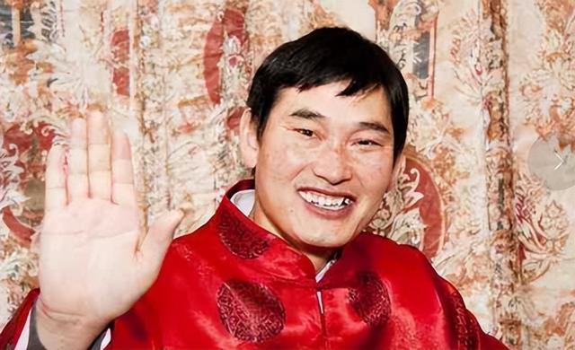 官宣！大衣哥回应儿子朱小伟订婚，新准儿媳身份曝光职业让人羡慕