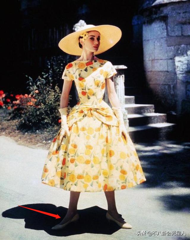 �ĸ�Ů���ǽŴ�һ��(��ֵ���������У�ȴӵ��һ˫�����ţ���10λŮ�ǵĽſ��Ⱥ���)