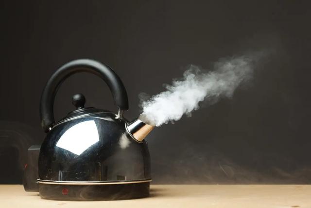 开水也有“保质期”？只能存放16小时？保存不当小心喝下“毒水”