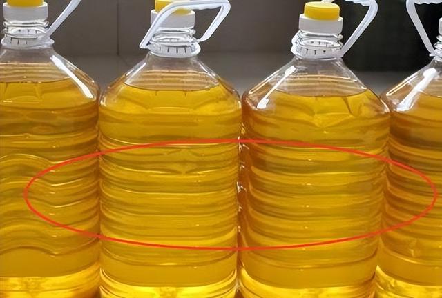 什么油“最”不健康呢，是大豆油吗？提醒：这2种油尽量要少吃