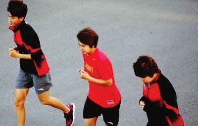 “大魔王”王濛：落后20米反超，背手遛弯夺冠，回应：追上我再说