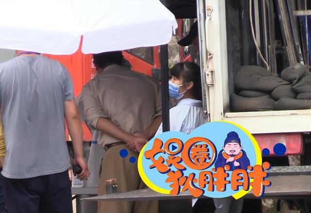 52岁张嘉益做核酸被拍，挺大肚给女演员撑伞，头发稀疏胖到认不出