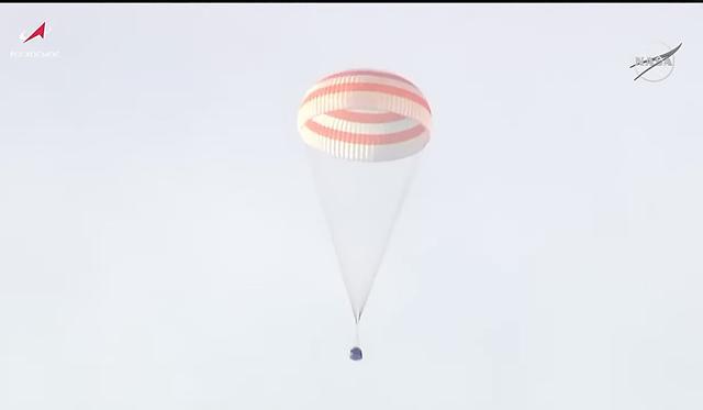 俄罗斯成功着陆！1名美宇航员搭俄飞船返回地球，另外3名怎么办？
