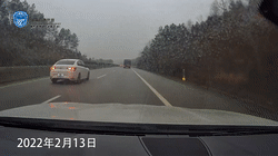 惊魂实拍：小车突然“漂移”撞上大货车，安全气囊全弹了出来！