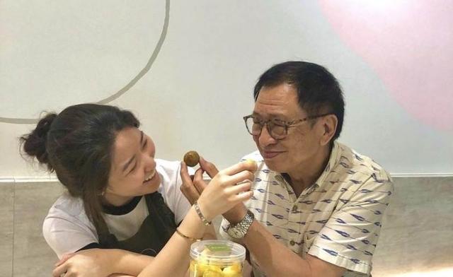 再拿一个！73岁的TVB著名老戏骨低调离巢，投资数百万为女儿开了一家炒菜店。
(图8)