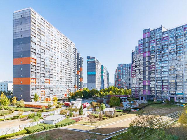 王永红：负债700亿，却套现61亿携女明星出逃，父亲去世都不回来