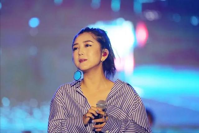 喊话《浪姐》求工作被无视，哭诉养不起4个娃，何洁值得同情吗？