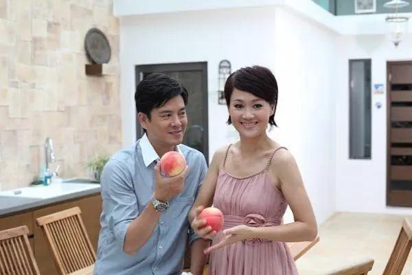 “祝英台”梁小冰：我嫁给了“马文才”，还与朱茵蔡少芬闺蜜决裂