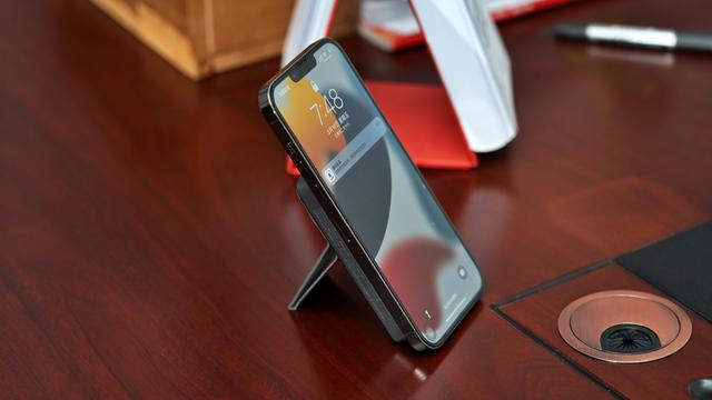 透明磁吸、15W无线快充：这款苹果手机MagSafe无线充电宝超有格调