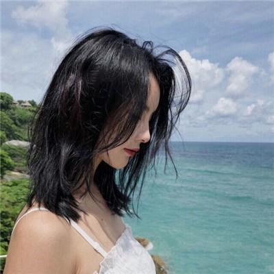 喜欢徜徉在江岸，静看江面往来的船只