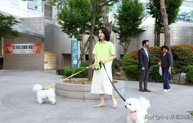 韩国第一夫人金建希亮相，已经49岁的她，保养得宜，依旧美丽动人