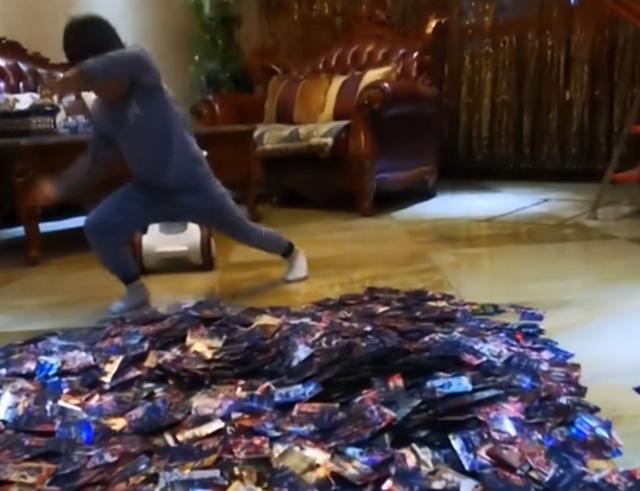 辽宁一妈妈花40块买来一堆别人不要的卡片，儿子开心得手舞足蹈