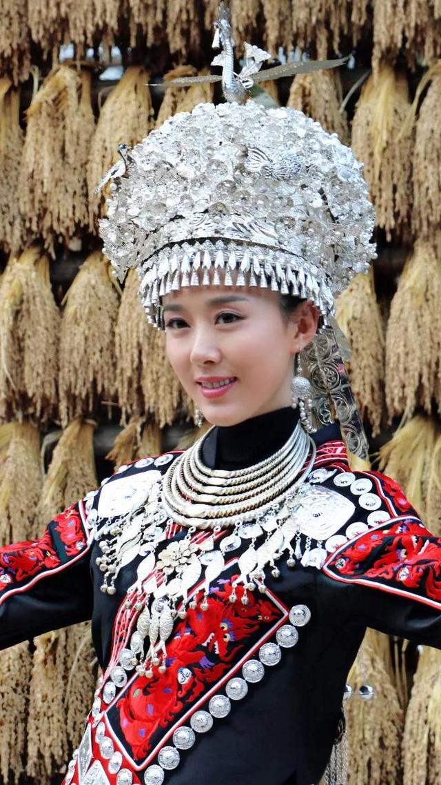 苗寨美女，穿著幾乎在苗區都消失的特色苗族服飾，美得讓人心醉
