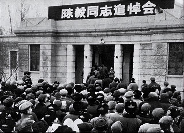 1972年，毛主席穿睡衣参加陈毅追悼会，遗孀眼含泪花：您怎么来了