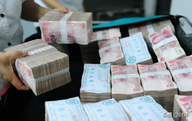 一次性在银行取出20亿，银行会是啥反应？估计也就李嘉诚体验过