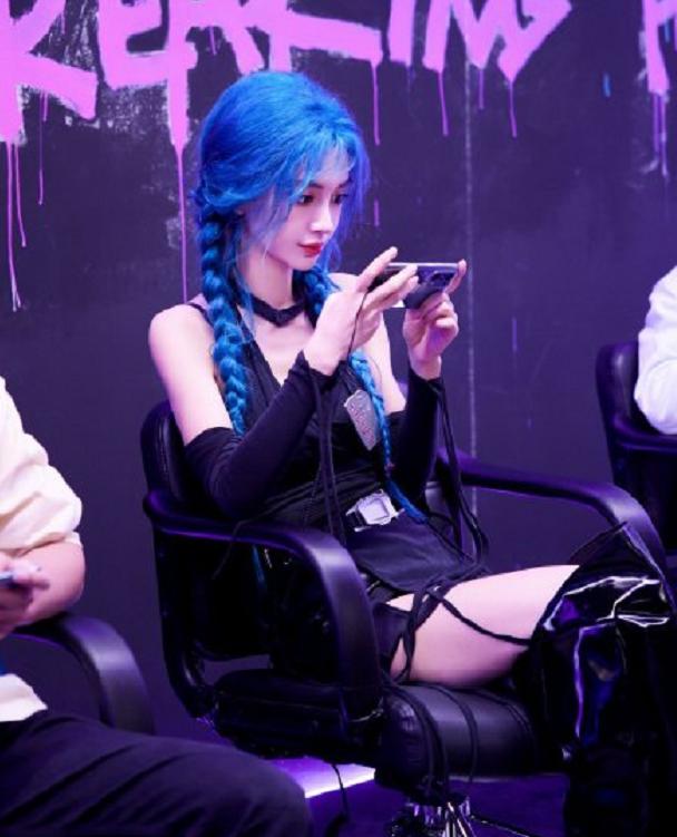 angelababy角色扮演金克丝，展现多变的可能，惊艳到了