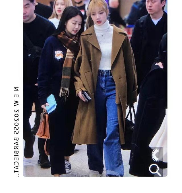 刘诗诗把棕色大衣带火，内搭白毛衣气质显白，普通人过年穿太洋气