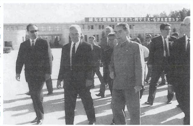 1969年周恩来与苏联总理柯西金会面，话语强硬：你敢核打击就开战