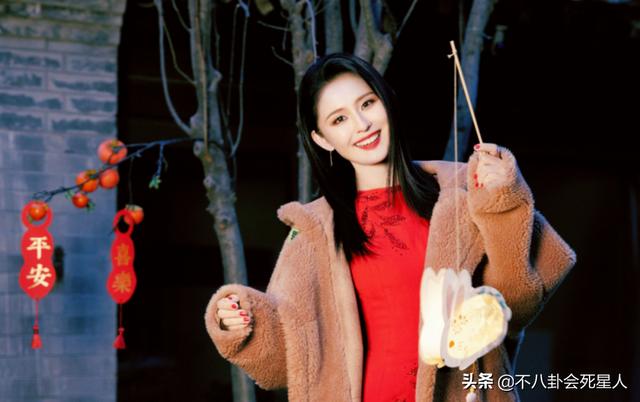 央视元宵女星PK：毛晓彤赢了金晨，万茜“败”在服装上