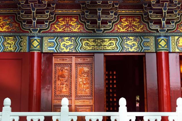 盛日寻芳何处去，凌云乌尤正当时