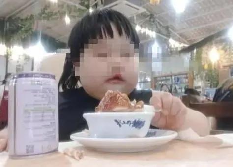 4岁宝宝睡梦中去世，爸爸发现时已没了呼吸！医生：这样吃很危险