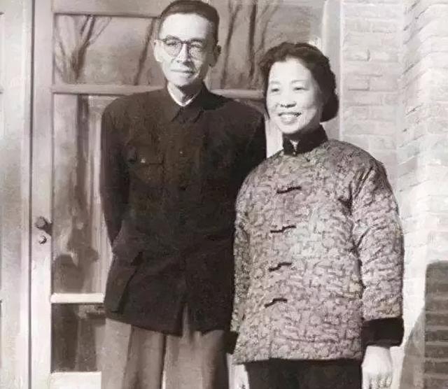 林洙嫁梁思成后：委曲求全整10年，他死后，她218万卖林徽因嫁妆