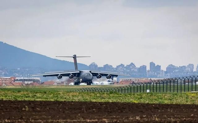 红旗导弹交付塞尔维亚后，美拿加入欧盟要挟武契奇，放弃中国武器
