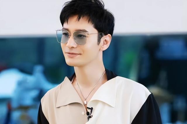 黄晓明低调捐物资，驰援上海首位艺人，还遭网友嘲讽不管家乡