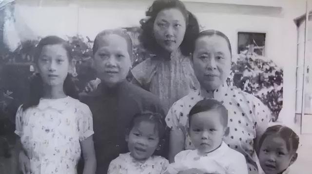 1988年，张幼仪去世，墓碑上刻了4个字，字字都是对徐志摩的讽刺