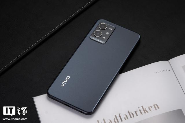 「IT之家开箱」vivo Y33s 5G 手机图赏：清蓝微光，经典深邃