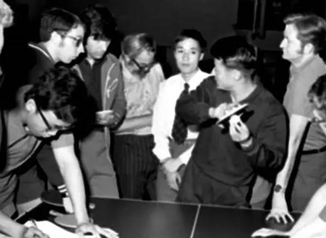 1971年深夜，毛主席做出一划时代的重大决定后，催促道：快打电话