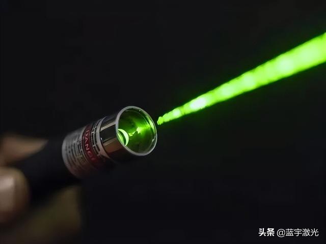 激光器为什么被称作奇妙的光，是由于它有一般光根本不具有的特点