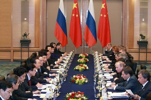 美国发出制裁威胁，中方干脆公开力挺俄罗斯，关键时刻白宫却认怂