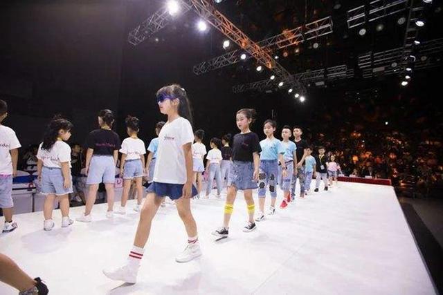 1983年，美国夫妇生下14.5斤巨婴，从小遭受歧视，如今却成为空警