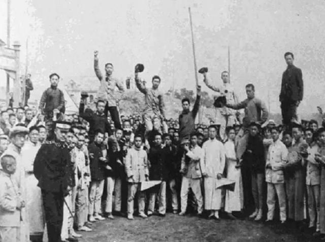 1956年陈赓带一少年来到中南海，碰见周恩来，陈赓：你看他像谁？