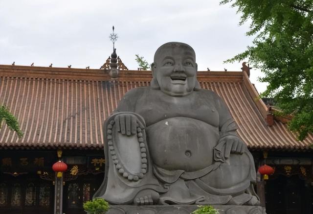 14年前汶川地震，高僧破三戒收留孕妇，生108名罗汉娃，后来如何