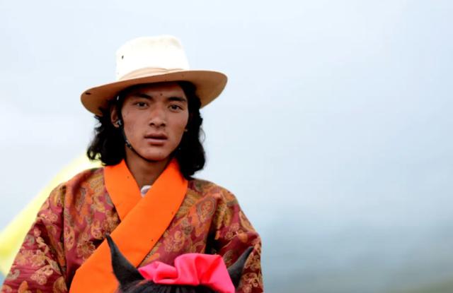 康巴汉子睡游客(康巴汉子选美吓坏游客)-天晟网