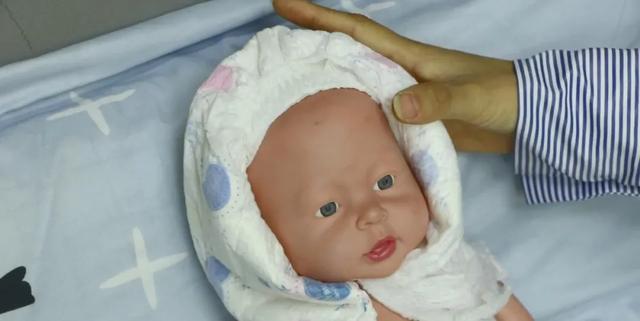 尿不湿还能戴在宝宝头上？没想到好处这么多，妈妈心里要有数