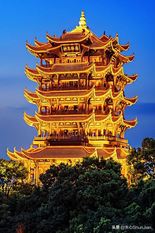 黄鹤楼,屹立于武昌蛇山之巅,是武汉的地标建筑,始建于公元223年,原本