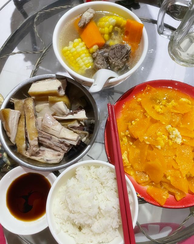 亲妈到坐月子中的闺女家小住，看到闺女的月子餐，欣慰：有福气